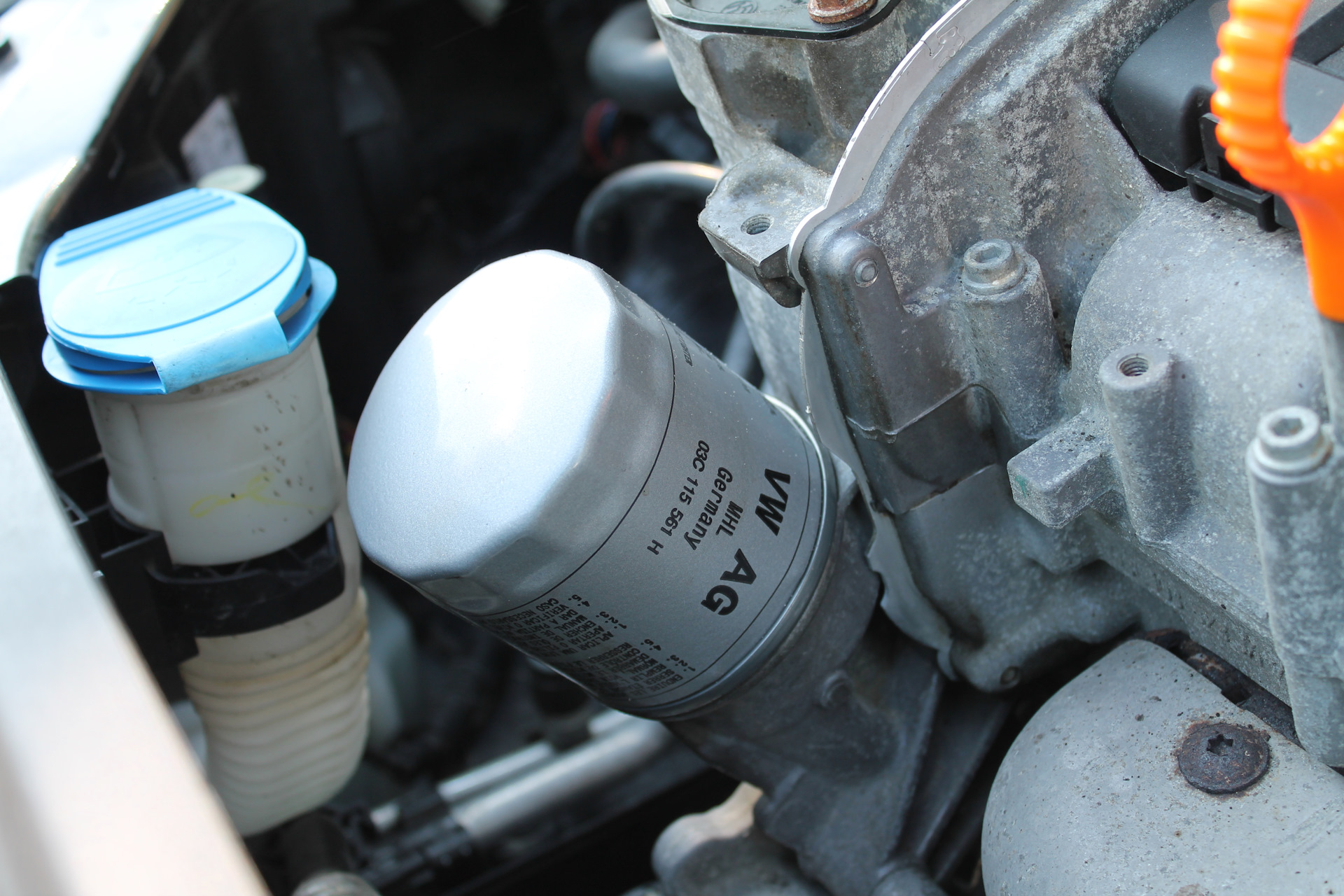 Фольксваген поло сколько литров масла. Фольксваген поло масляный фильтр в моторе. Замена масла Фольксваген поло седан 1.6. Фильтр масляный Фольксваген поло седан 1.6 110 л.с. VW Polo 2010 1.6 моторное масло.