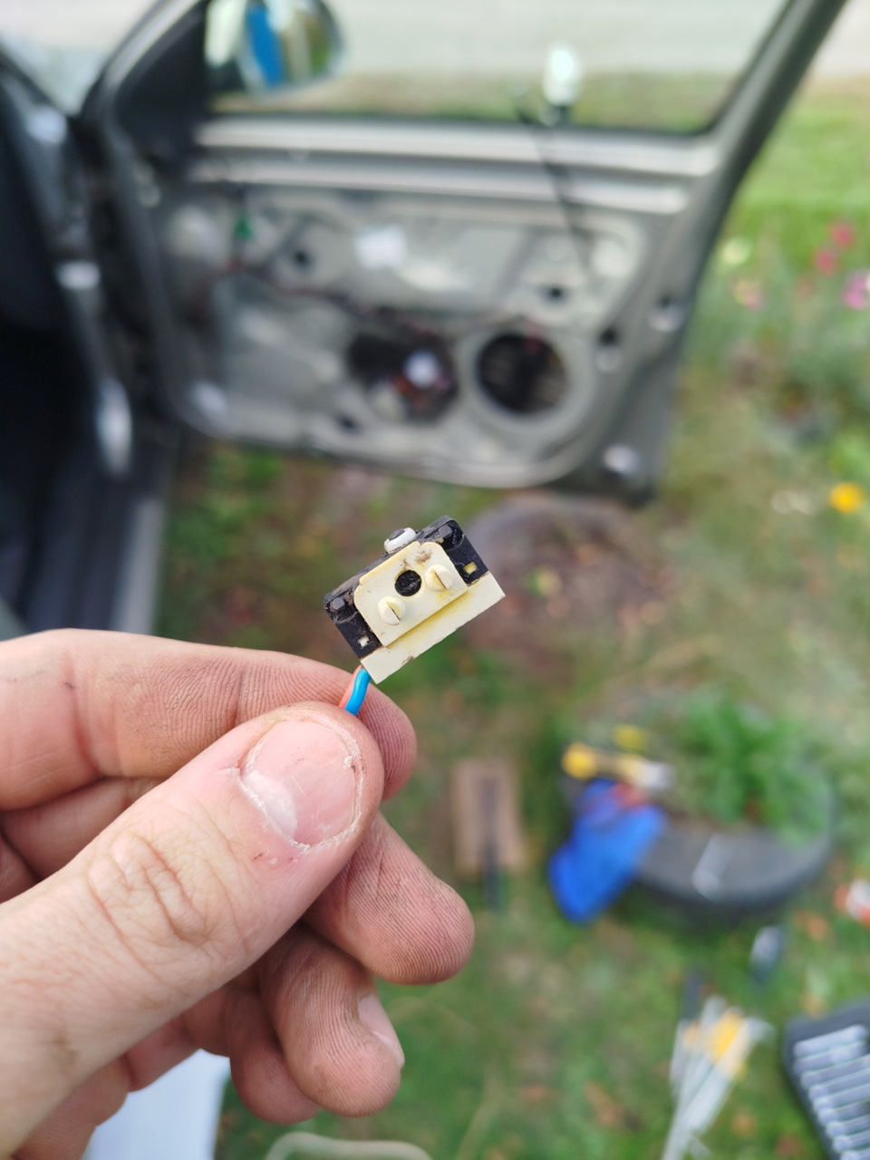 Замена микропереключателей(микриков) на пассажирской двери — Skoda