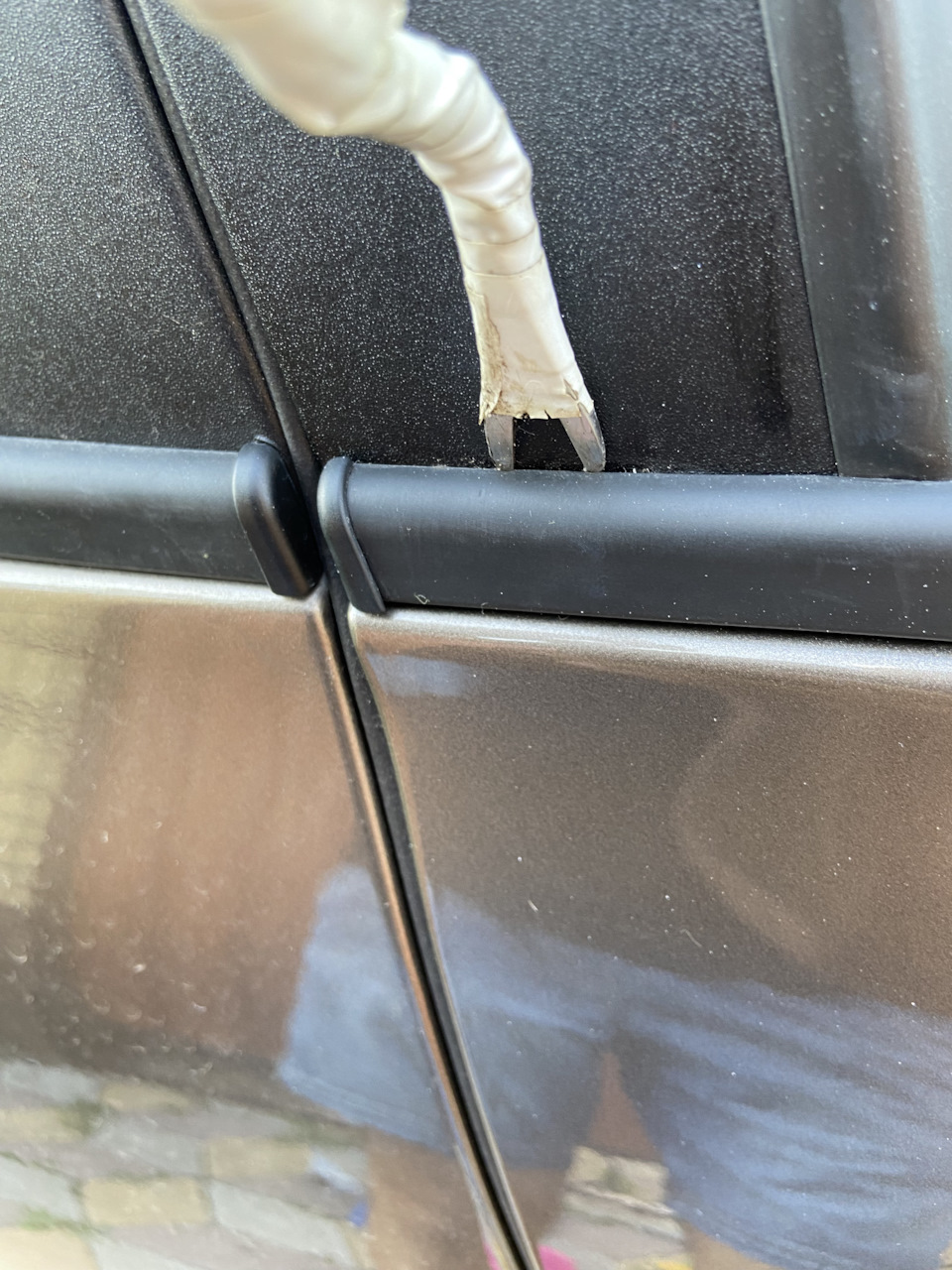 9. Снятие бархоток (уплотнителей стекла), обработка под бархотками ...