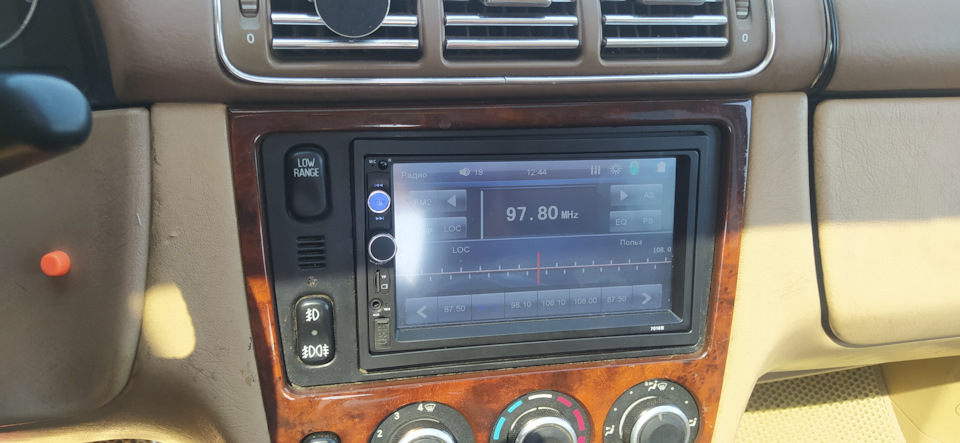 радио укв орет не плохо.для меня устраивает в полне.сааб наш родной под водительской сидушкой бомбит не плохо. — Mercedes-Benz M-Class (W163)