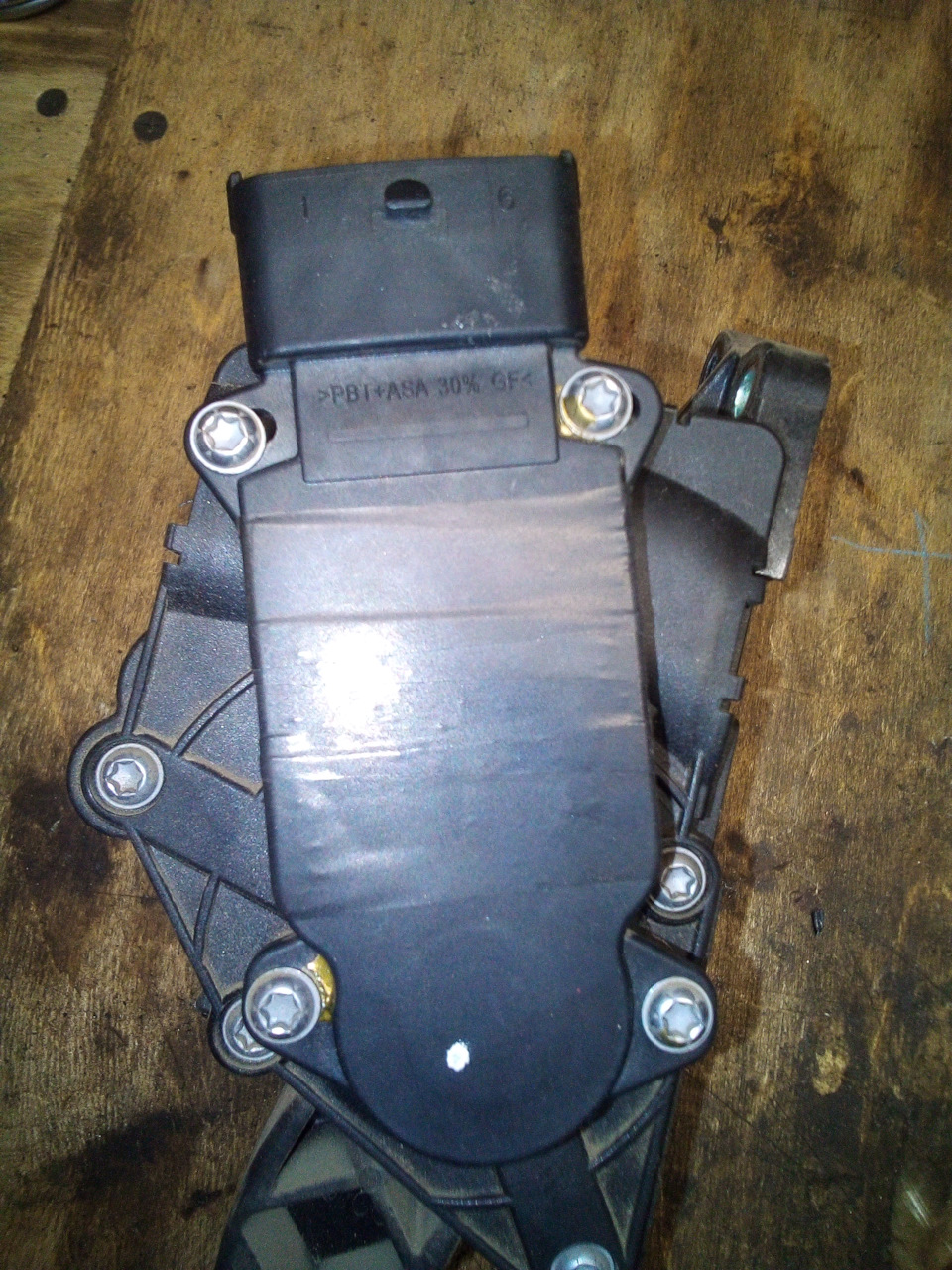 По верхним шурупам видно, как я задвинул корпус в право. — SsangYong Actyon Sports (1G)