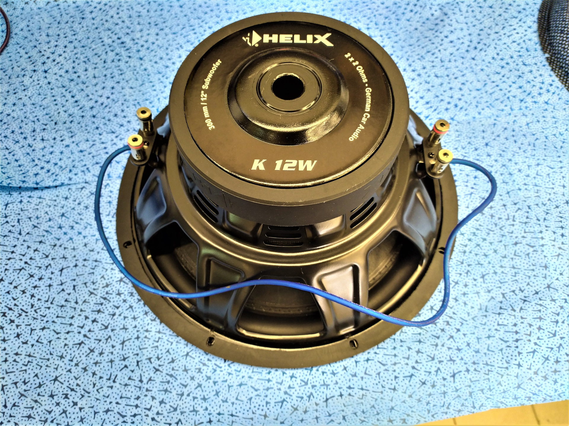 Подключить саунд. Сабвуфер Helix k12w. Helix k 10w. Сабвуфер Helix 12. Amp panace Helix k10w.