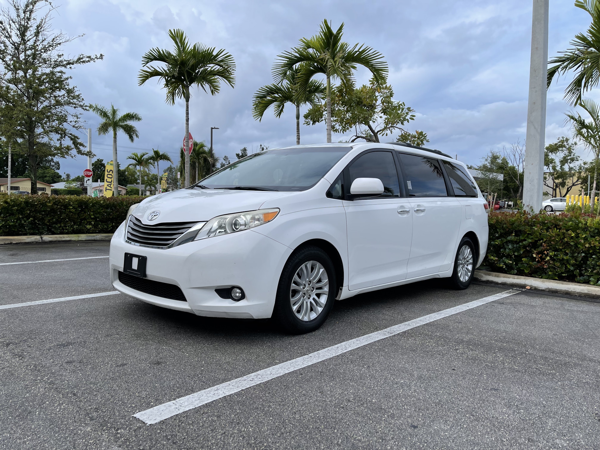 Тойота сиенна 3.5. Toyota Sienna 3.