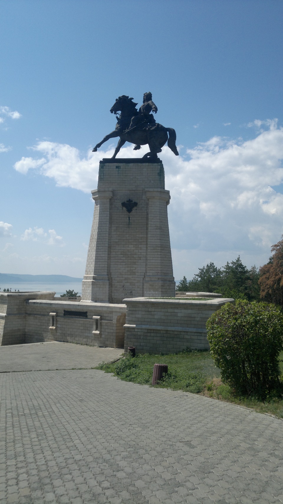 Памятник татищеву. Памятник Татищеву Тольятти. Сызрань памятник Татищеву. Памятник Татищеву Тольятти трагедия. Тольятти регата памятник Татищеву.