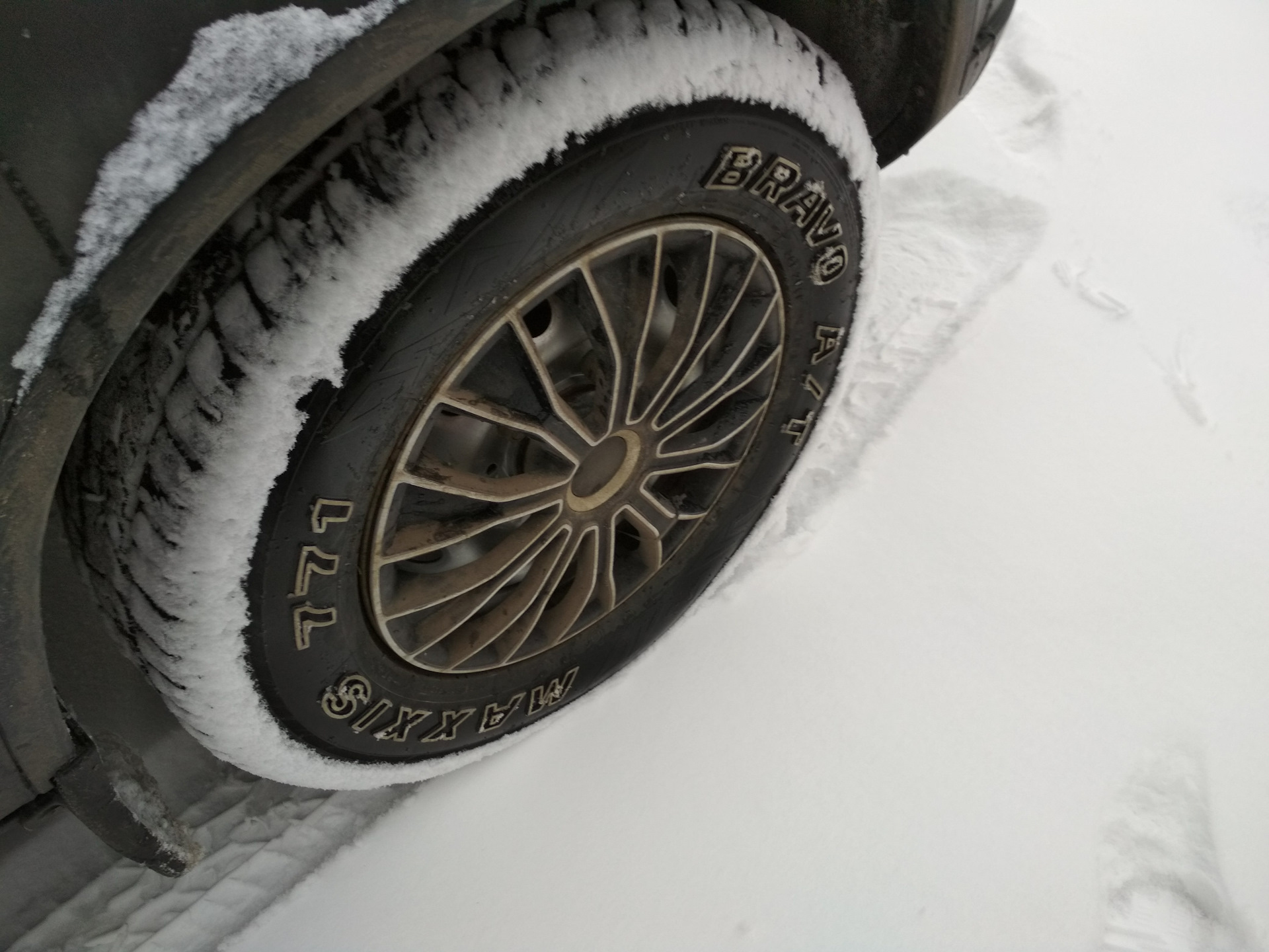 Maxxis зима. Резина зимняя Нива драйв 2. Виды стрелок на резине Максис зима.