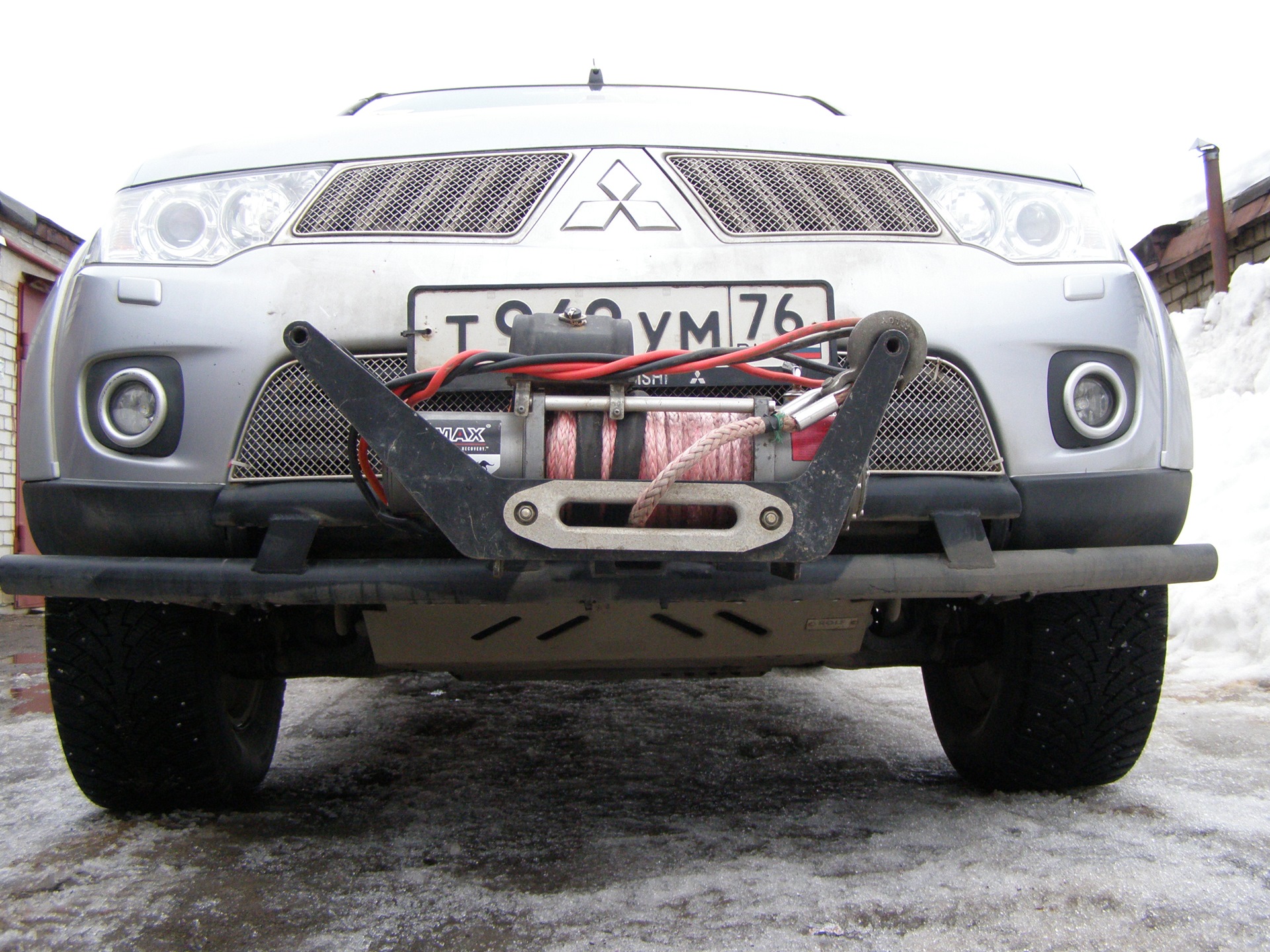 Лебедка под квадрат. Лебёдка Mitsubishi l200. Pajero Sport 2 лебедка. Mitsubishi l 200 лебедка впереди. Митсубиси Паджеро спорт 2 с лебедкой.