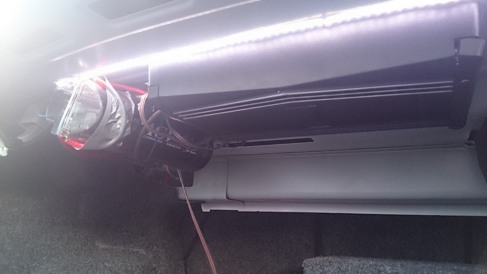 установка передних колонок, саба и усилителя — Volkswagen Polo Sedan, 1 ...