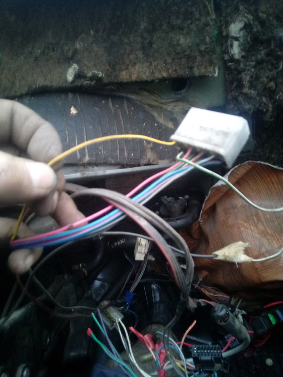 Как можно додуматься заплести так провода — просунув один жгут сквозь другой и смотать изолентой. — Lada 2120 Надежда