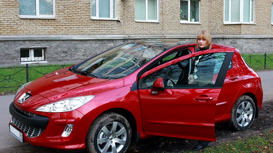 Цвета краска пежо. Пежо 308 красная. Peugeot 308 красный. Пежо 308 красный с девушкой. Коды краски на Пежо 308 2011 года.