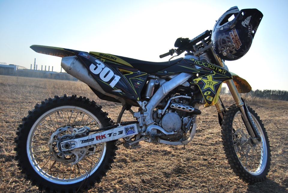 Кроссовый мотоцикл suzuki 250. Смотреть фото Кроссовый мотоцикл suzuki 250. Смотреть картинку Кроссовый мотоцикл suzuki 250. Картинка про Кроссовый мотоцикл suzuki 250. Фото Кроссовый мотоцикл suzuki 250
