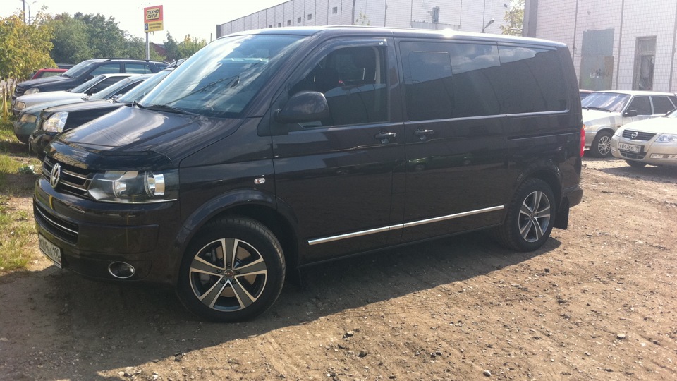 Multivan 2.5. Фольксваген Мультивен 2011 2 литра дизель. VW Multivan цвета. Коричневый Мультивен с чёрными дисками.