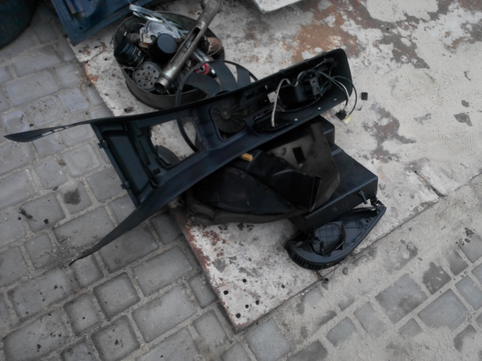 Кучка снятого пластика) другая такая же кучка поместилась в салоне на задних сидениях — Opel Omega A