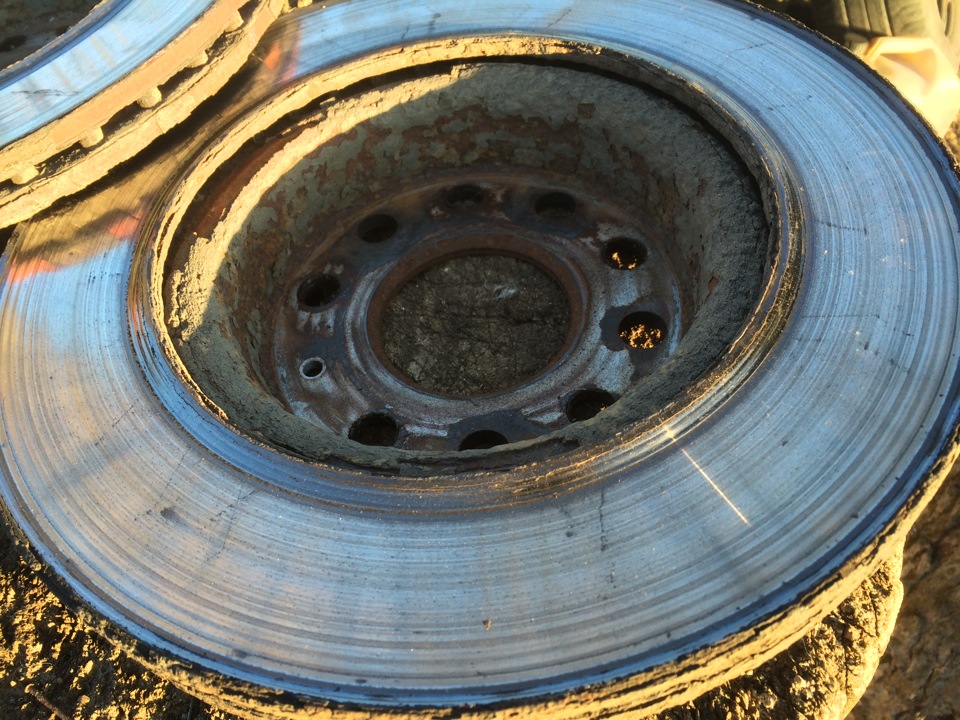 Замена передних тормозных дисков — Skoda Octavia A5 Mk2, 1,6 л, 2009 ...