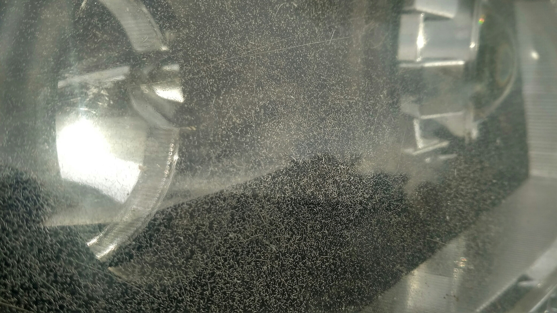 Мелкие трещины на фарах. Потрескался лак на фаре. Потрескался лак на фаре. Лак на фарах. Микротрещины на фаре.