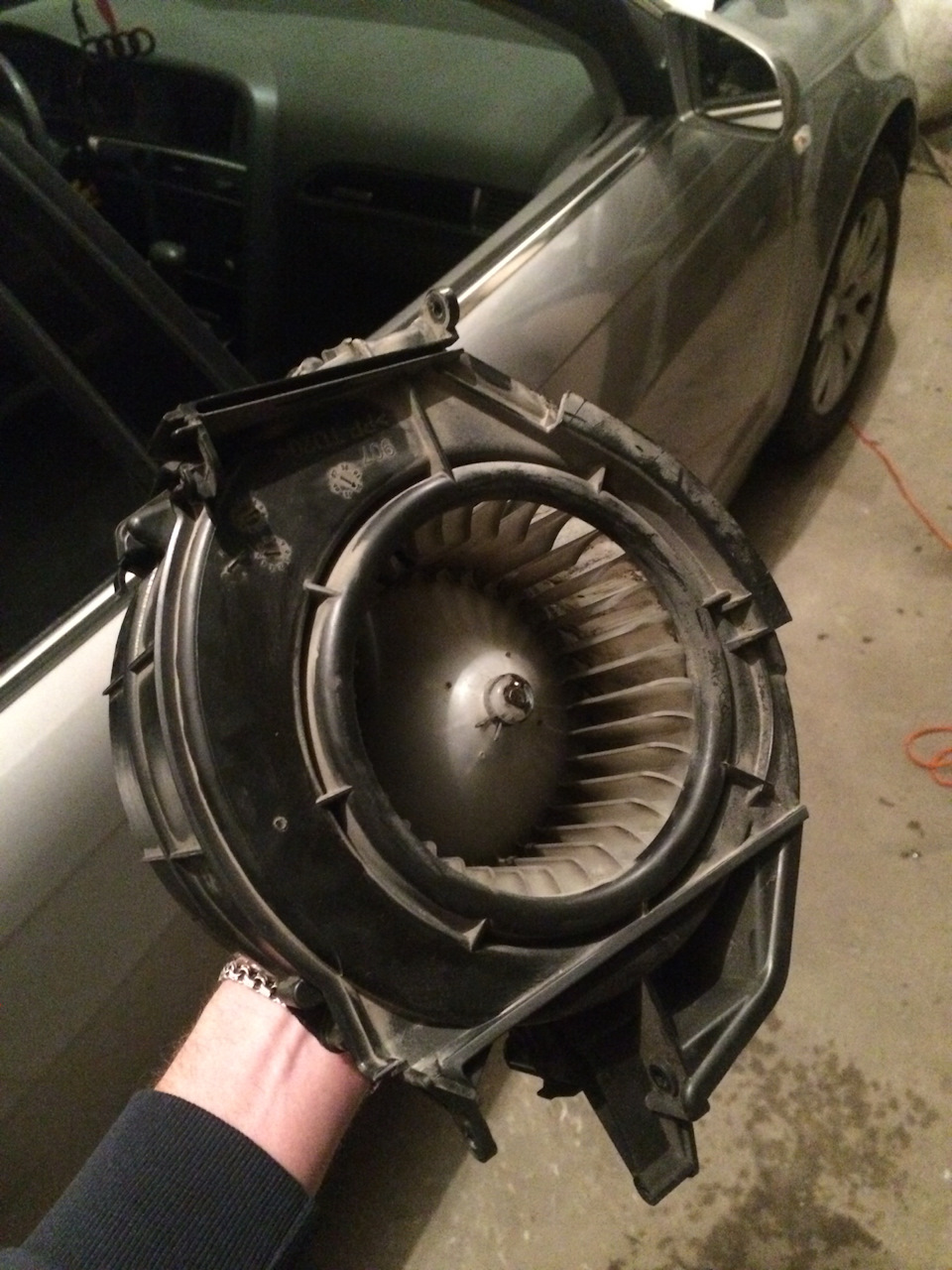 Замена щеток моторчика печки — Audi A6 (C6), 3 л, 2005 года | запчасти ...