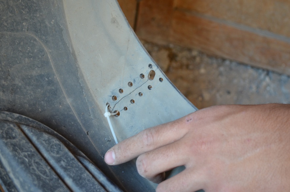 Починка бампера хомутами. Стяжка трещины бампера. Заштопанный бампер. Починка бампера хомутами. Скрепить бампер.