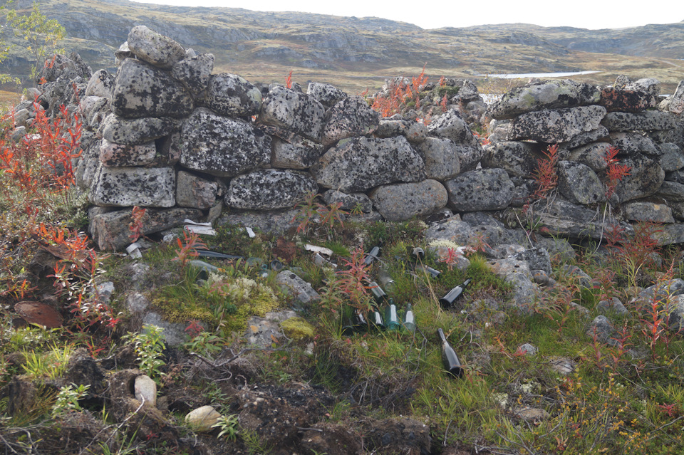 Ну и куча бутылок — гансы в холодном Заполярье были знатными алкашами. — Nissan Terrano III