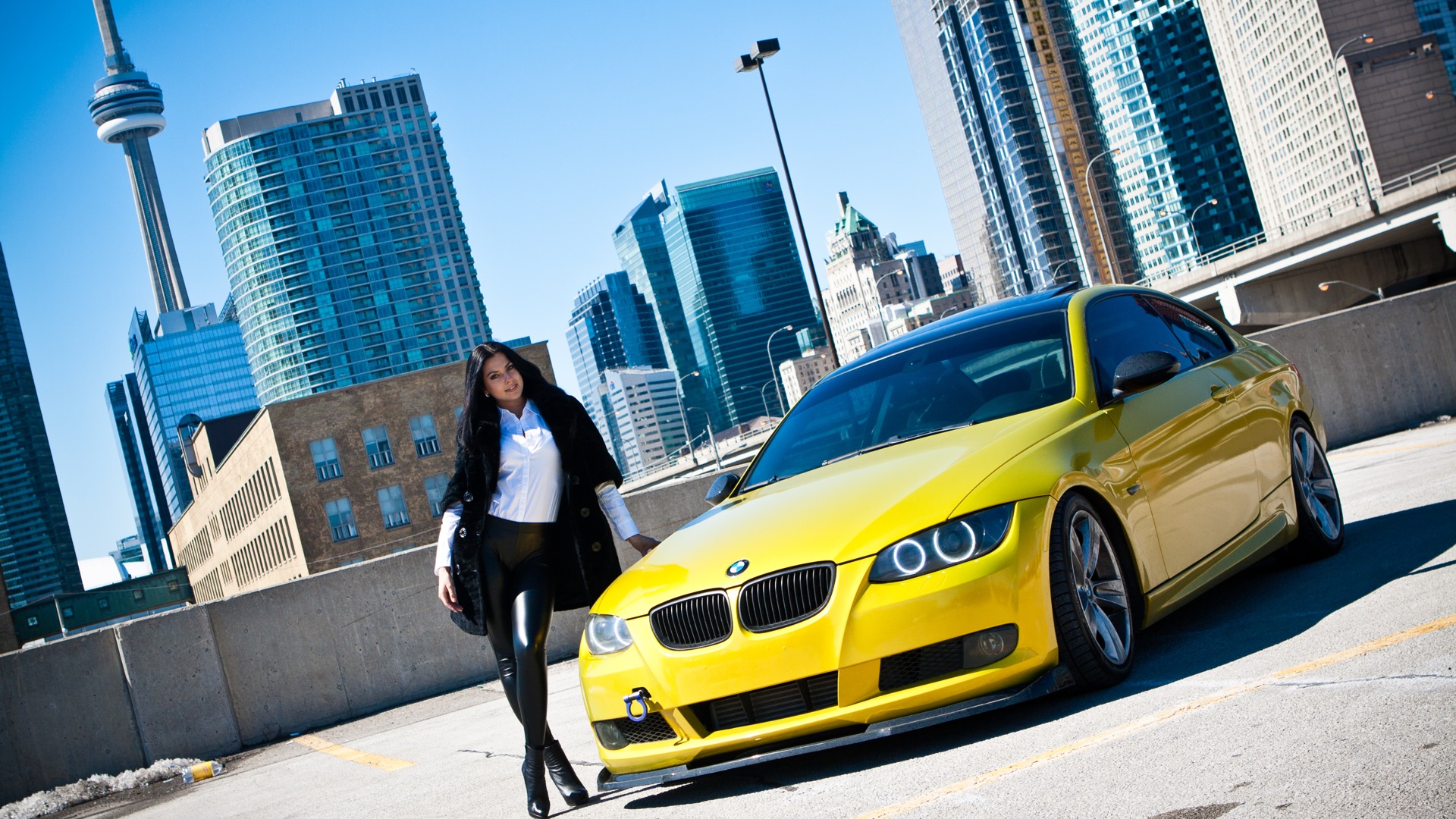 Девушка возле желтой машины