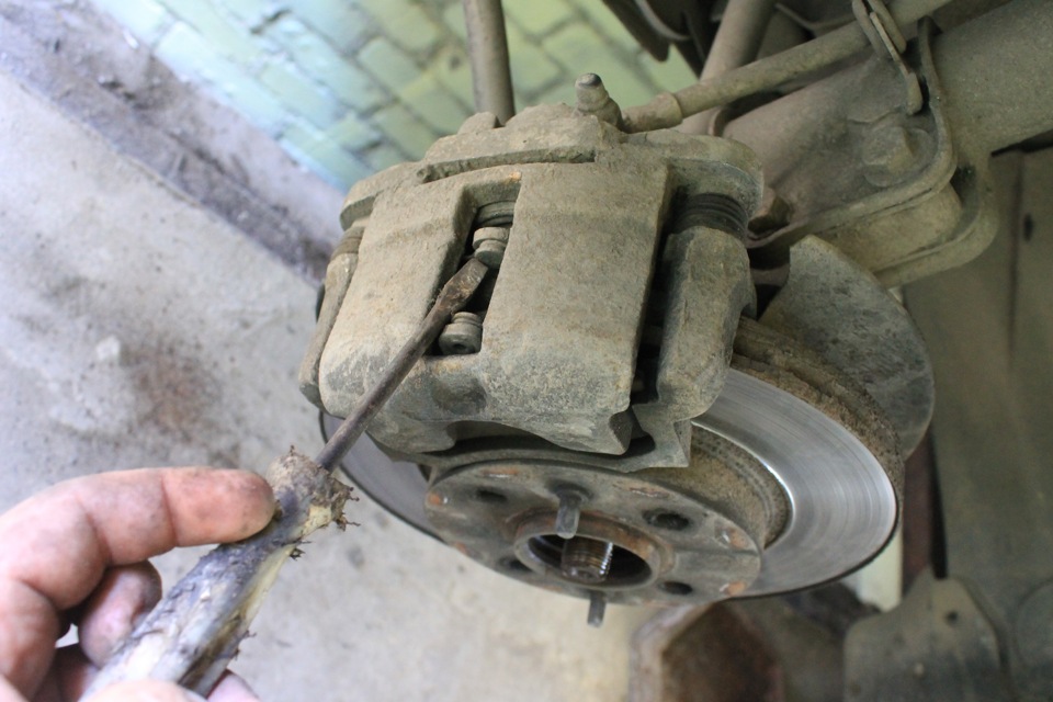 960 Как выбить болты крепления стойки