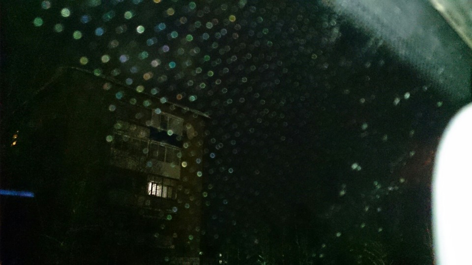 Нанотехнологии, которые видно ночью при свете фар проезжающих машин. Не мешают, если привыкнуть. — Москвич Святогор