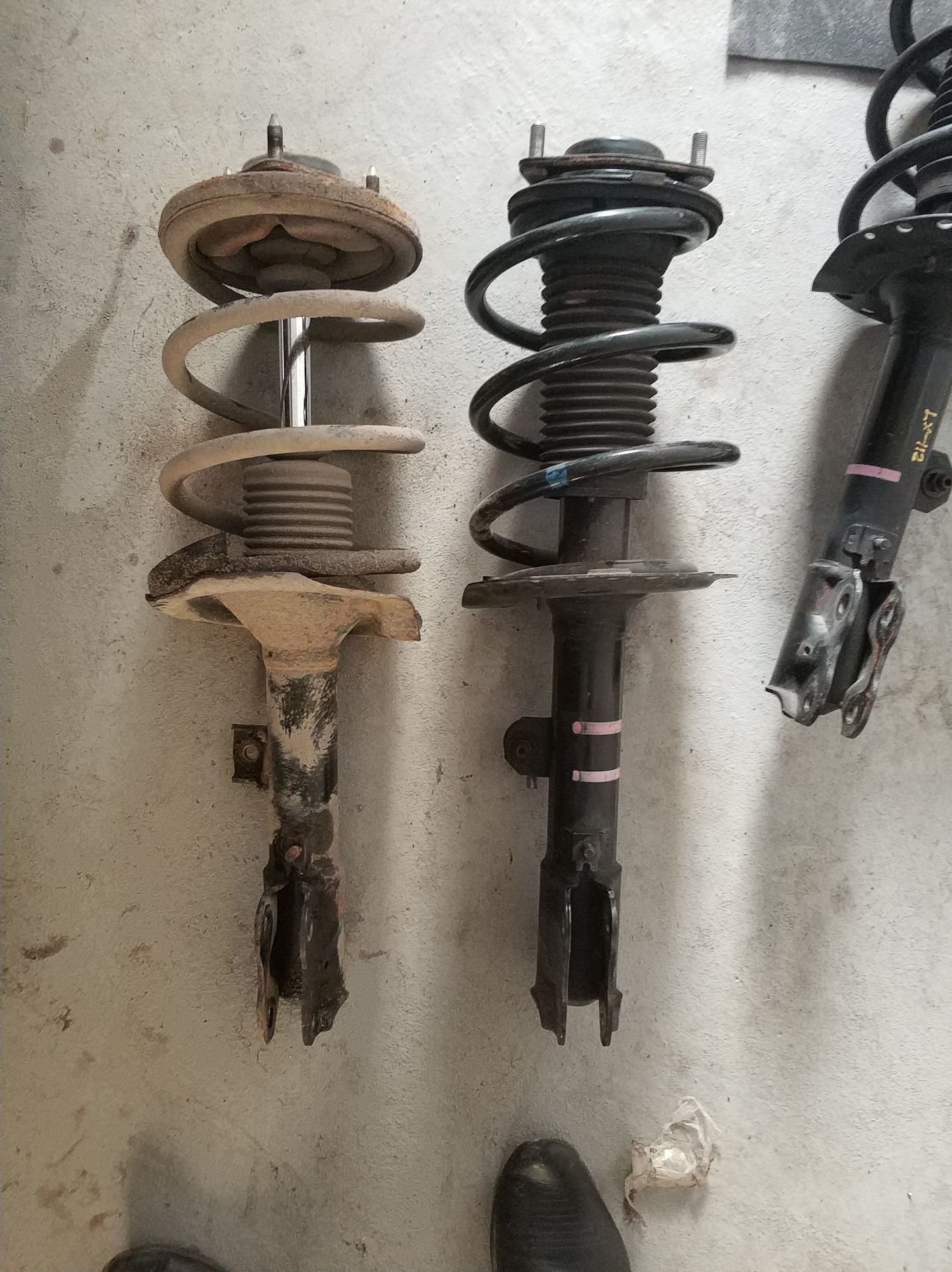 Mitsubishi outlander 3 стойка амортизатора. Mitsubishi outlander xl 2007 передняя правая стойка. Стойки передние outlander xl. 0 xl. Стойка передняя мицубиси аутлендер.