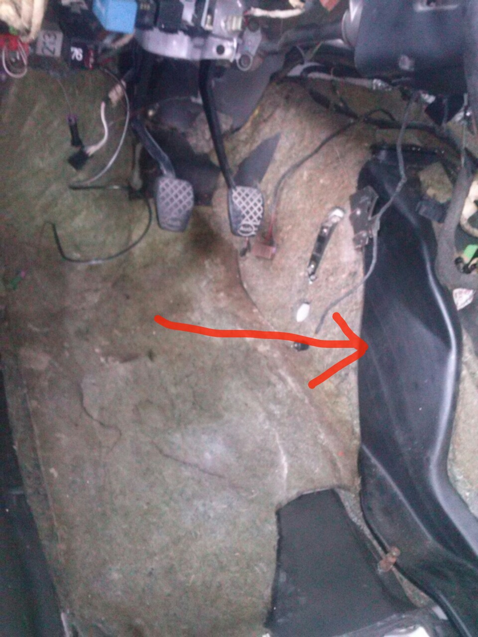 А это обманка под воздуховод из шумки, чтобы заполнить пустоту, когда ставился короткий воздуховод для ног. — Audi 100 (C3)