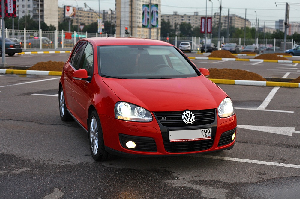 Красная ищет. Фольксваген гольф 2007. Фольксваген гольф 5 2007. Volkswagen гольф 2007. Фольксваген Golf v 2007.