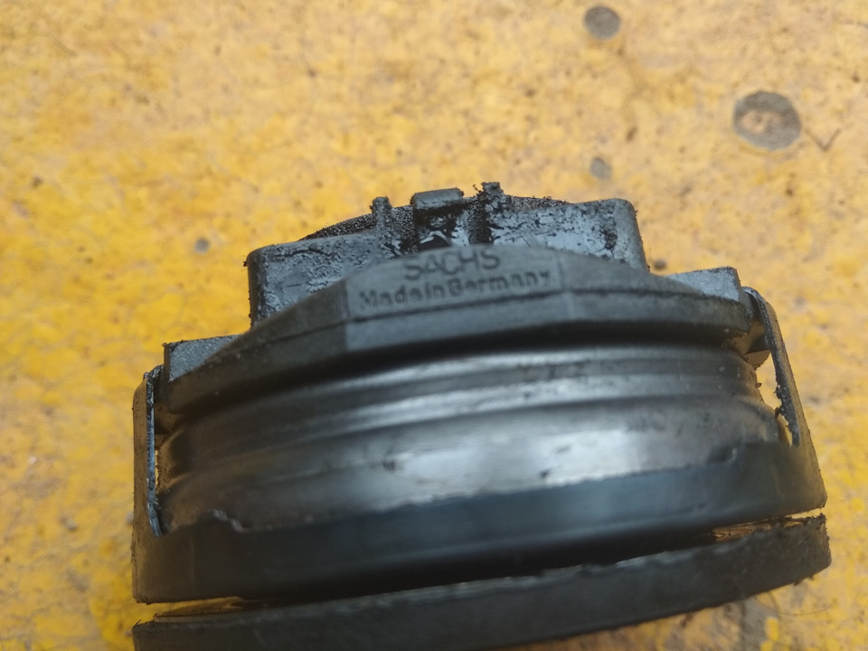 Подшипник тоже хороший, но всё равно установлен новый. — Audi A6 (C5)