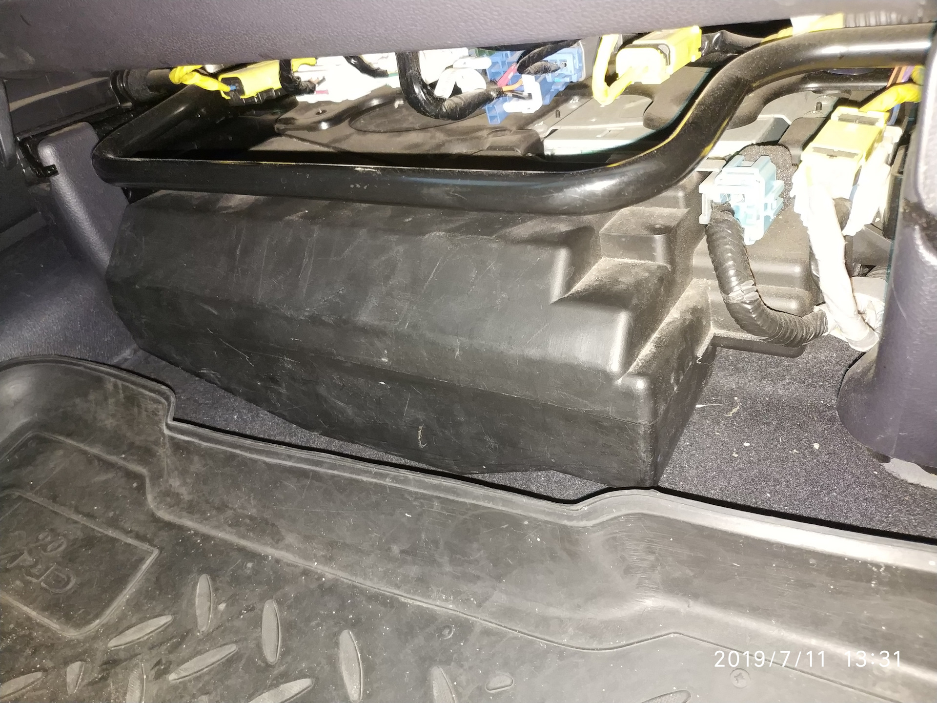 Колонки под пассажирским сидением сиденьем. Под пассажирским. Под пассажирским. Поло седан что под пассажирским сидением. Радиостанция под пассажирским сиденьем ац-40.