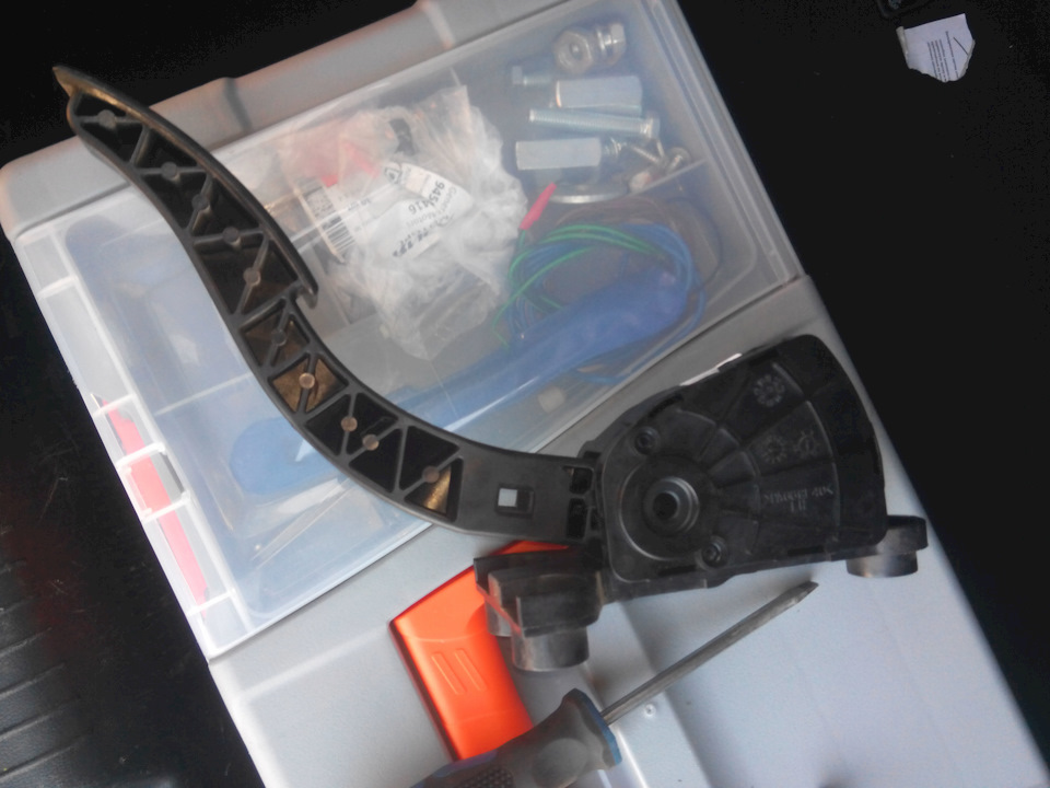 Скрип педали газа. — Hyundai Solaris Hatchback, 1,4 л, 2013 года ...