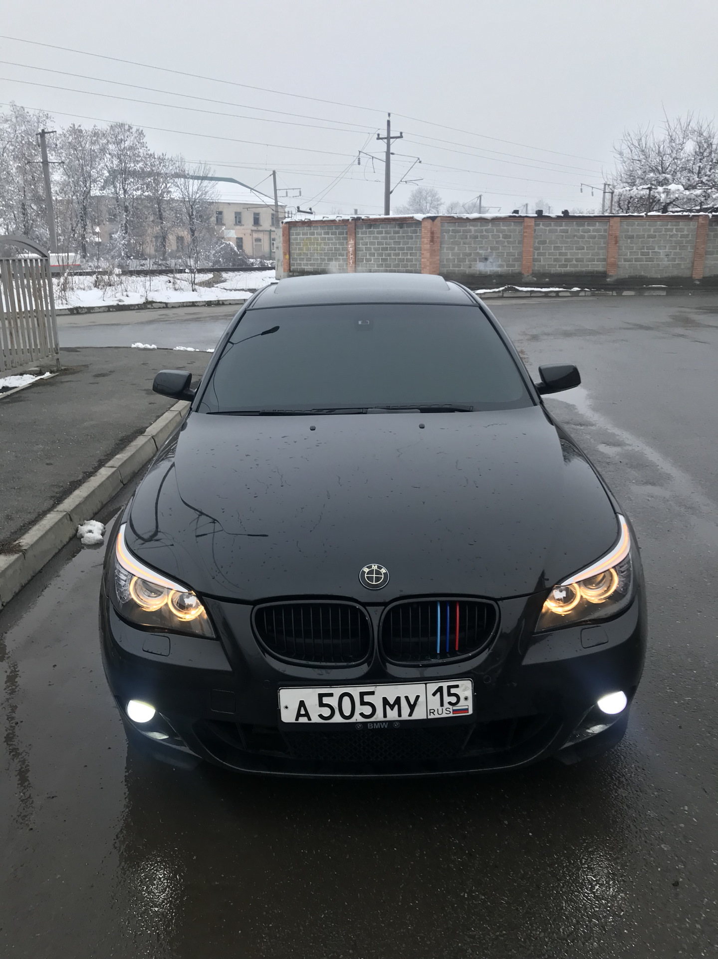 Бмв е60 черная. БМВ 5 е60. БМВ е60 тонированная. BMW e60 черная тонированная. BMW 5 e60 черная тонированная.