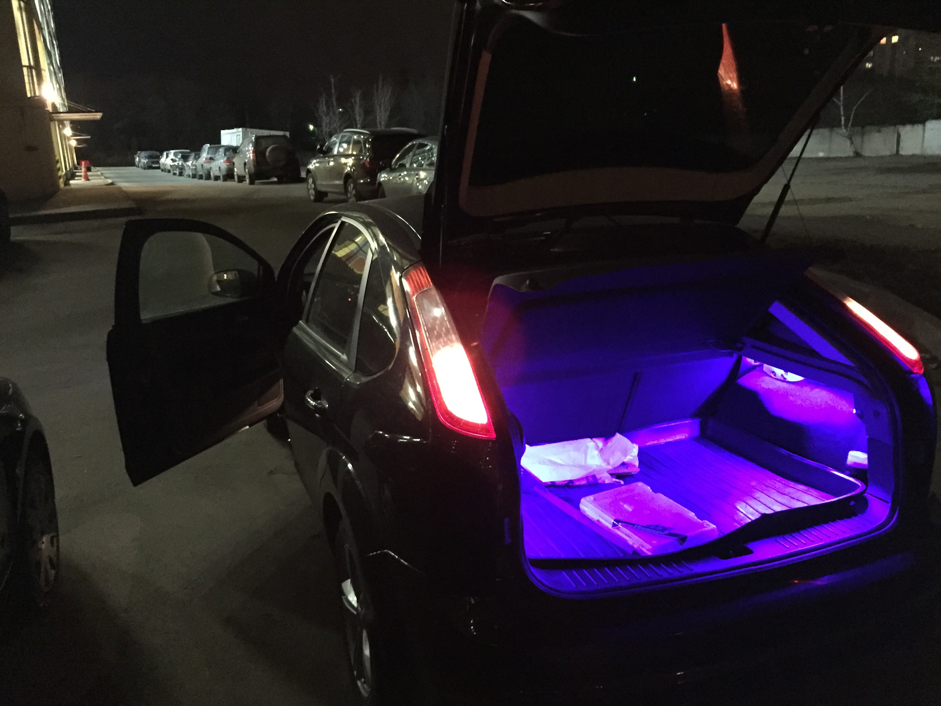 Подсветка багажника фокус. Подсветка багажника Форд фокус 2 хэтчбек. Подсветка багажника Ford Focus 2. Освещение в багажник Форд фокус 2. Подсветка в багажнике Форд фокус 2 Рестайлинг.
