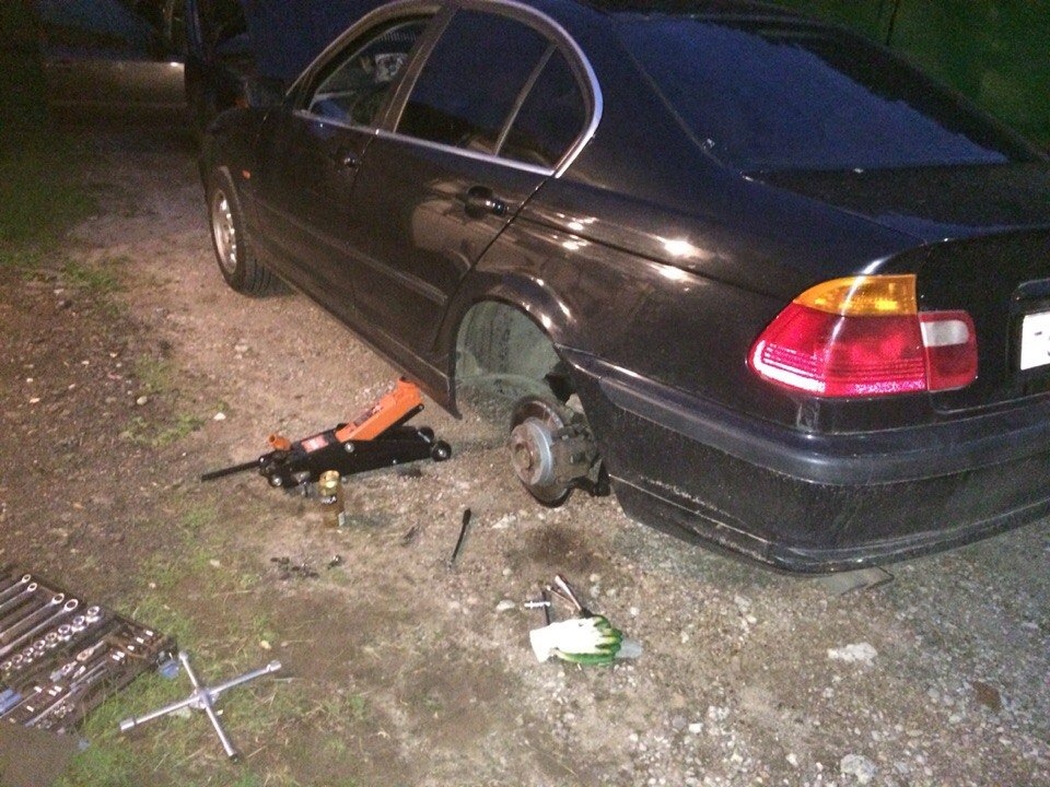Протерся тормозной шланг( — BMW 3 series (E46), 2,3 л, 2000 года ...