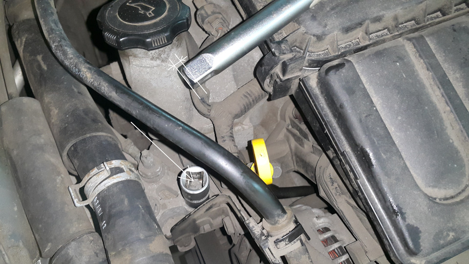 Из-за шпилек длины стандартных головок не хватает. Нужно заранее озаботиться поиском удлинённой головки на 14. — Mazda 3 (1G) BK