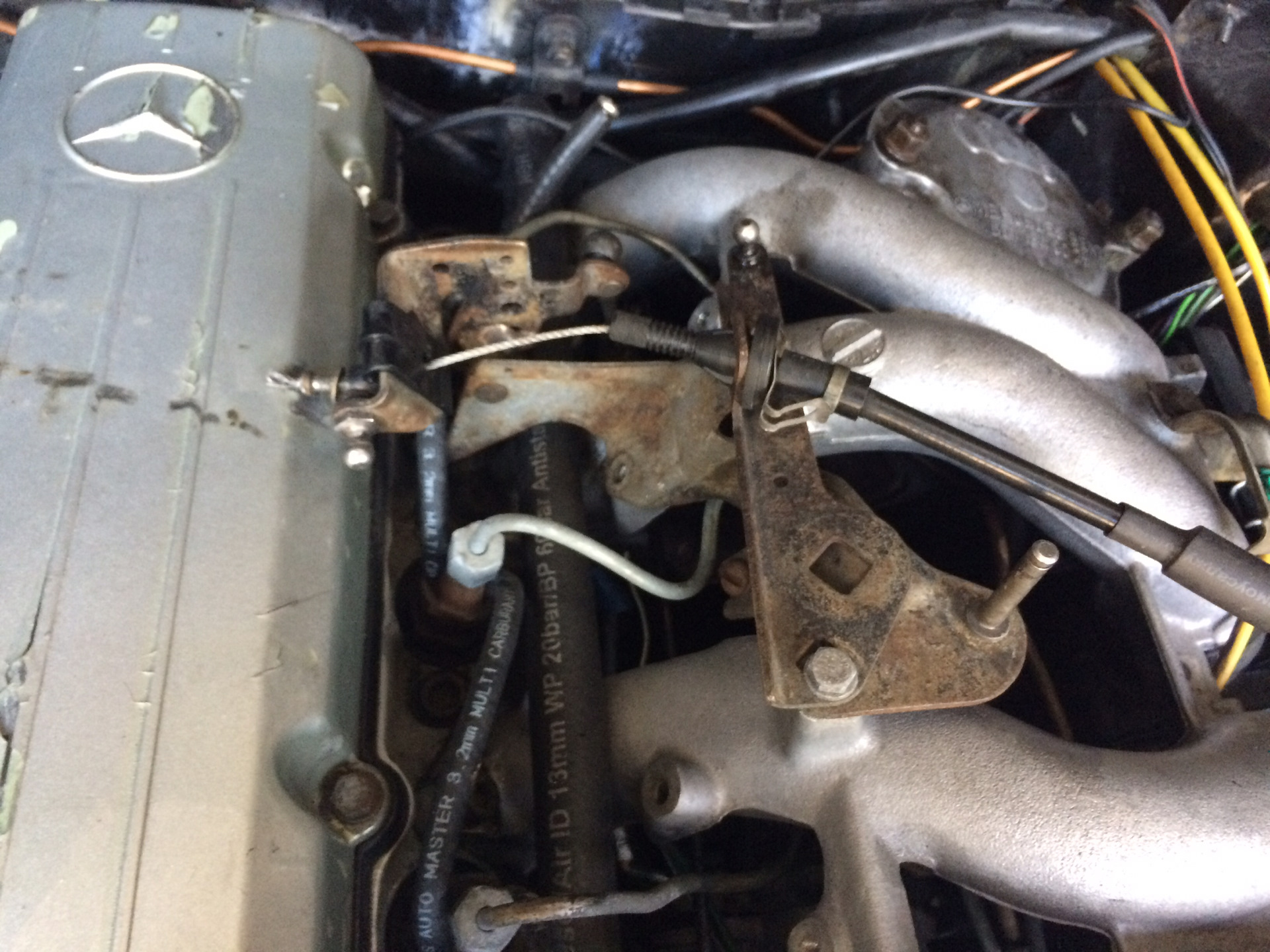 Опорные подшипники передних амортизаторов мерседес 124. Передний стабилизатор мерседес 124. Топливная магистраль w124. Замена на 124. Замена передних пружин w124.