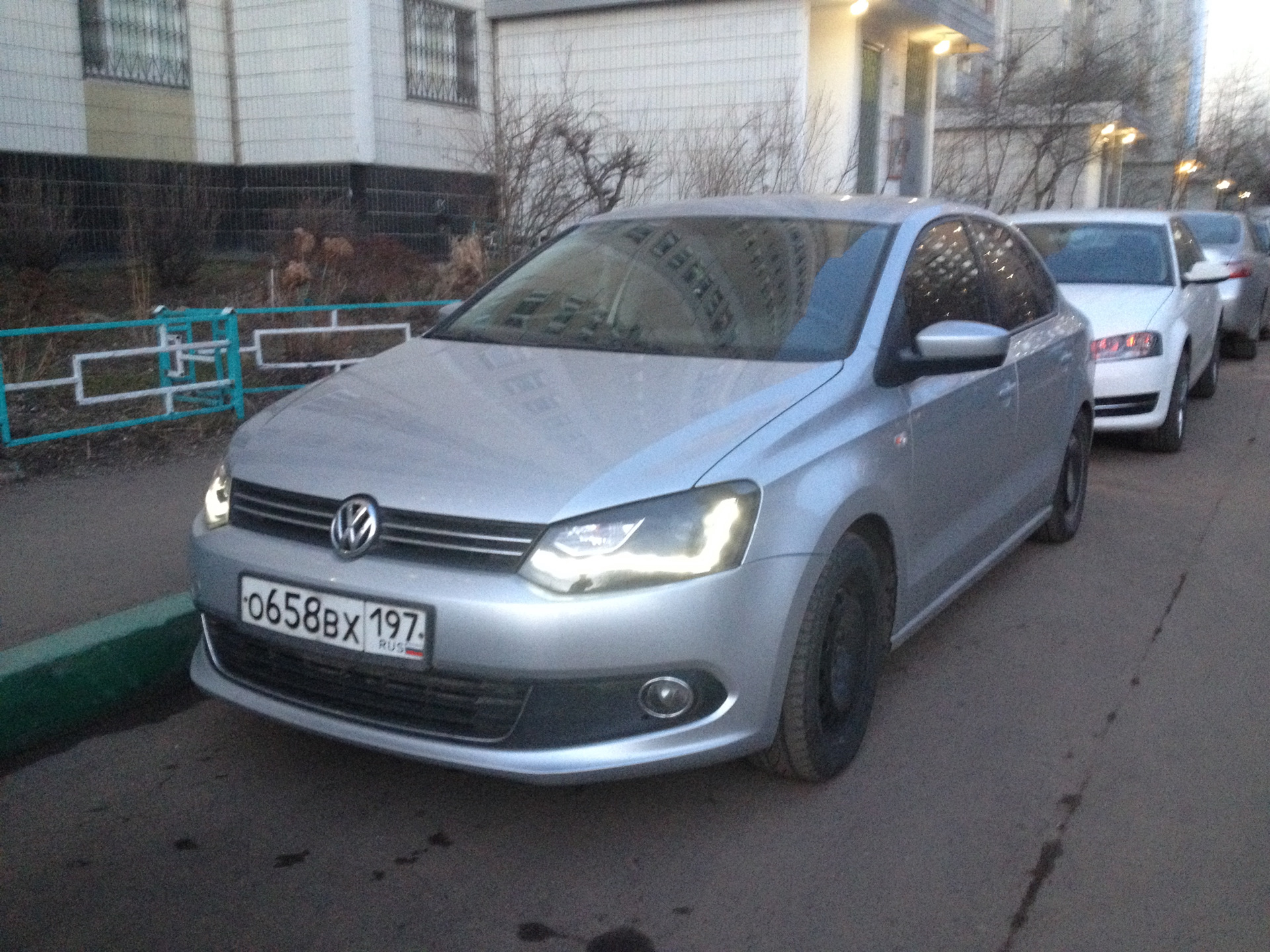 Света поло. H7 VW Polo sedan. Квадро свет поло седан. Фары на Фольксваген поло седан 20119. H4 Lens поло седан.