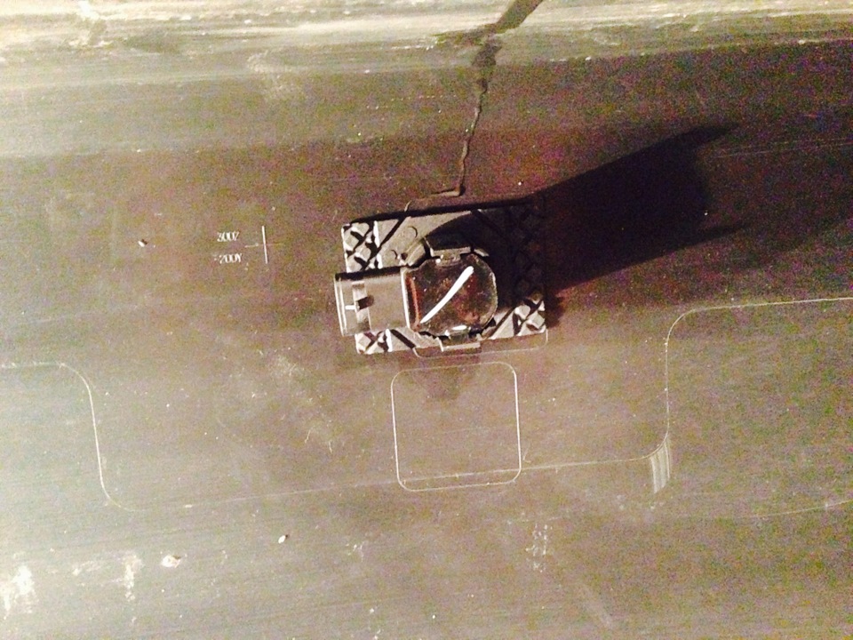 Кронштейн и датчик на своем месте — Volkswagen Polo Sedan