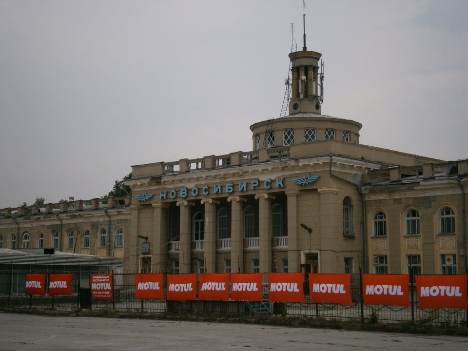 Городской аэропорт новосибирск. Аэропорт Северный Новосибирск. Аэровокзал Новосибирск Северный. Старый городской аэропорт Новосибирск. Здание аэропорта Новосибирск.