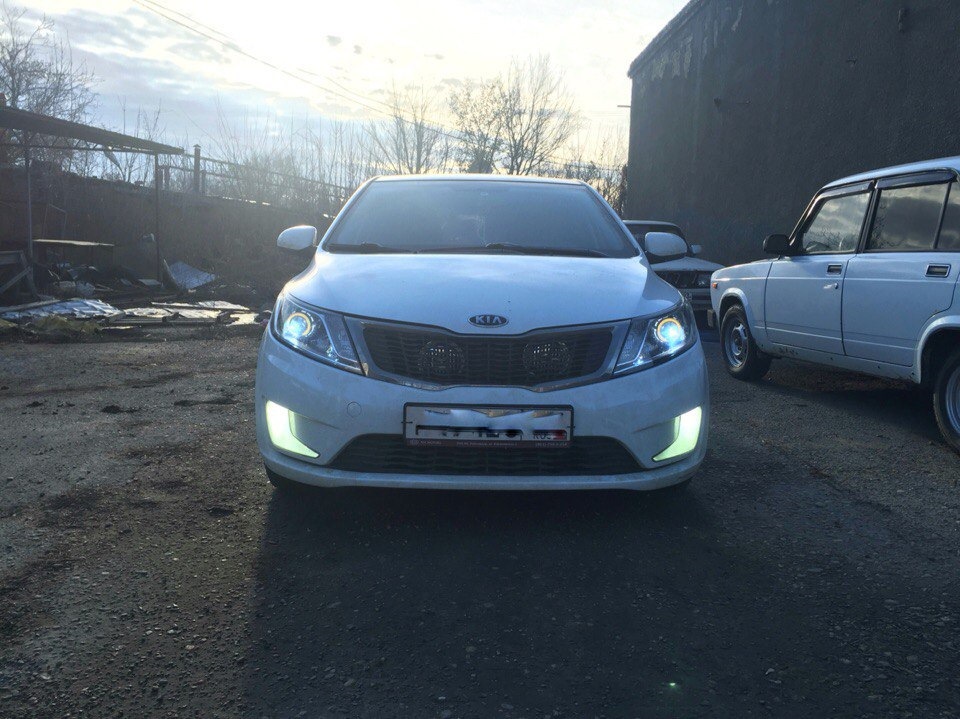 Линзы рио 3. Би линзы Киа Рио 3. Би лед линзы на Киа Рио 3. Kia Rio 3 2012 с линзами. Led линзы в Kia Rio 3.