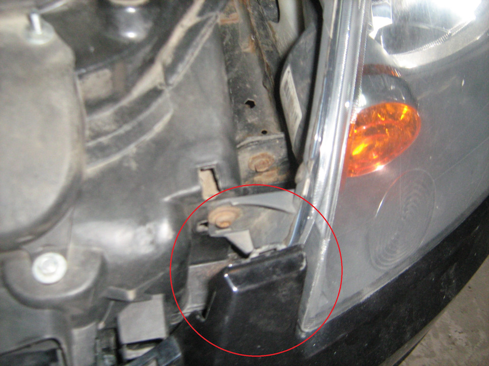 Как заменить лампочку ближнего света на моем Ford Fiesta?
