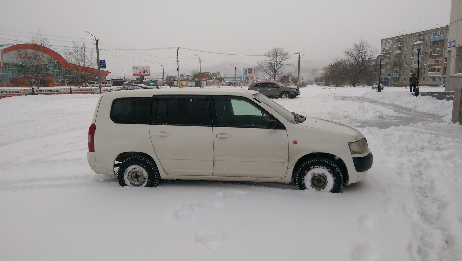 Пробокс хабаровск. Toyota Probox на дисках. Toyota Probox литье. Тойота Пробокс на больших колесах. Тойота Пробокс хаки зимний.