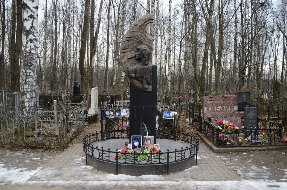 Бодров похоронен. Могила Сергея Бодрова. Памятник Сергея Бодрова на кладбище.
