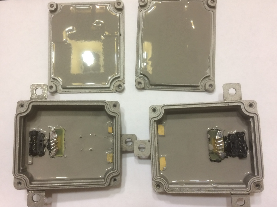 Извлекаем из них штатные платы, выпаиваем разъём питания и приклеиваем к корпусу. Для выхода использовал пяти контактный разъём — Audi Q7 (1G)