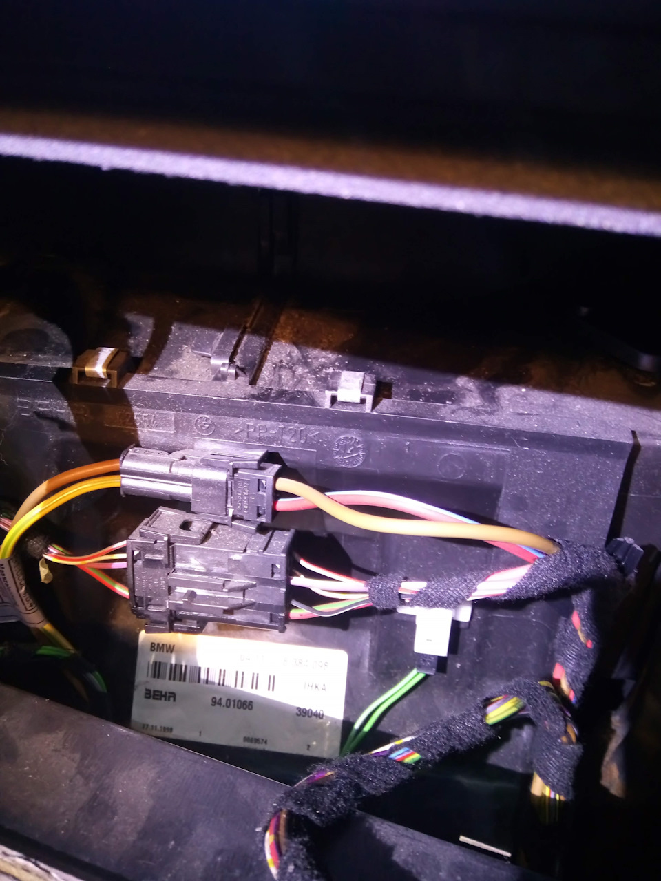 Чтобы снять эти фишки с крепления, их надо сначала разъединить. Тогда откроется доступ к язычку, за который потяни и снимется фишка. Кстати, я завёл машину не подключив их и загорелась ошибка abs. Подключил — погасла. — BMW 3 series (E46)