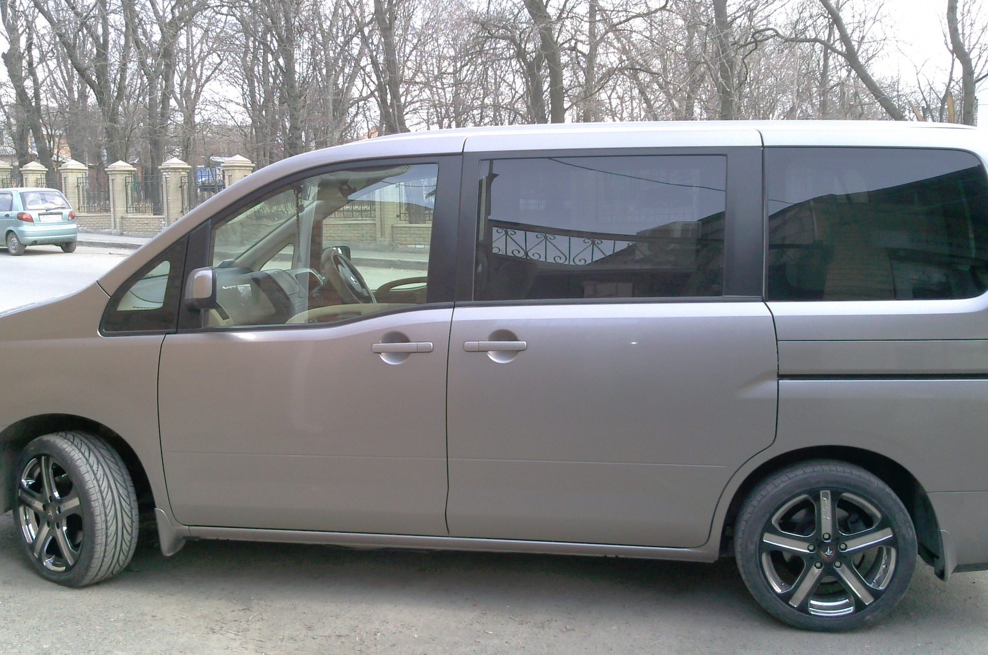 Серена с25. Ниссан Серена с25. Ниссан Серена с25 2006. Nissan Serena r17. Ниссан Серена с27 диски на r16.