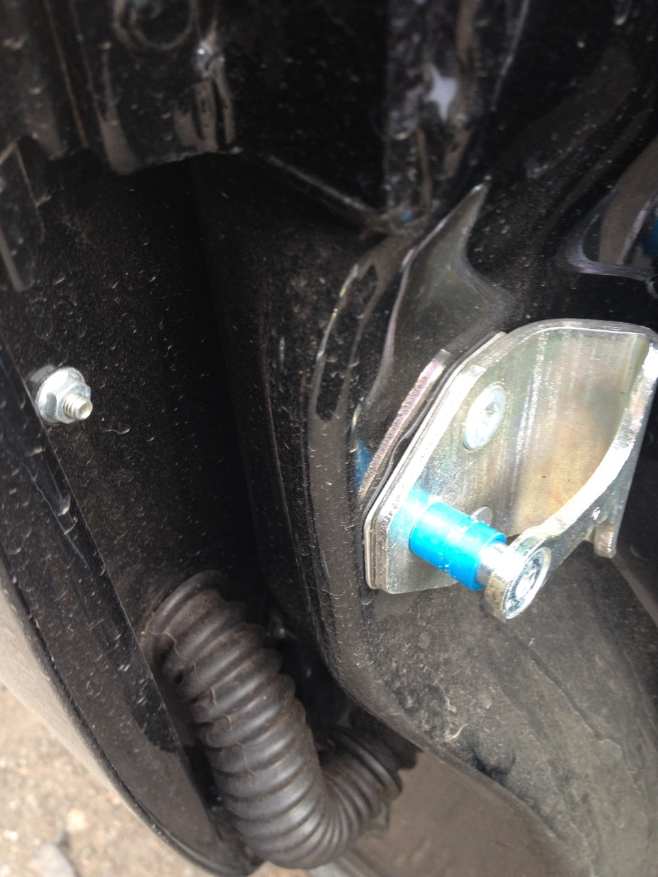 Установка бесшумных замков — Lada Приора седан, 1,6 л, 2014 года ...