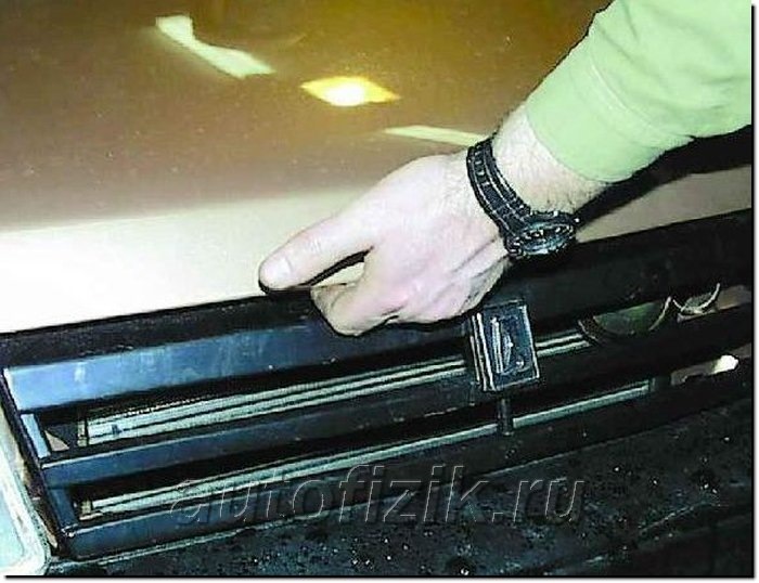 Крепление стеклоподъемника ваз 2108. Вскрыть ваз 2114 линейкой. Ключ зажигания от ваз 2109. Ключи от ваз 2108. Открытая дверь ваз 2109.