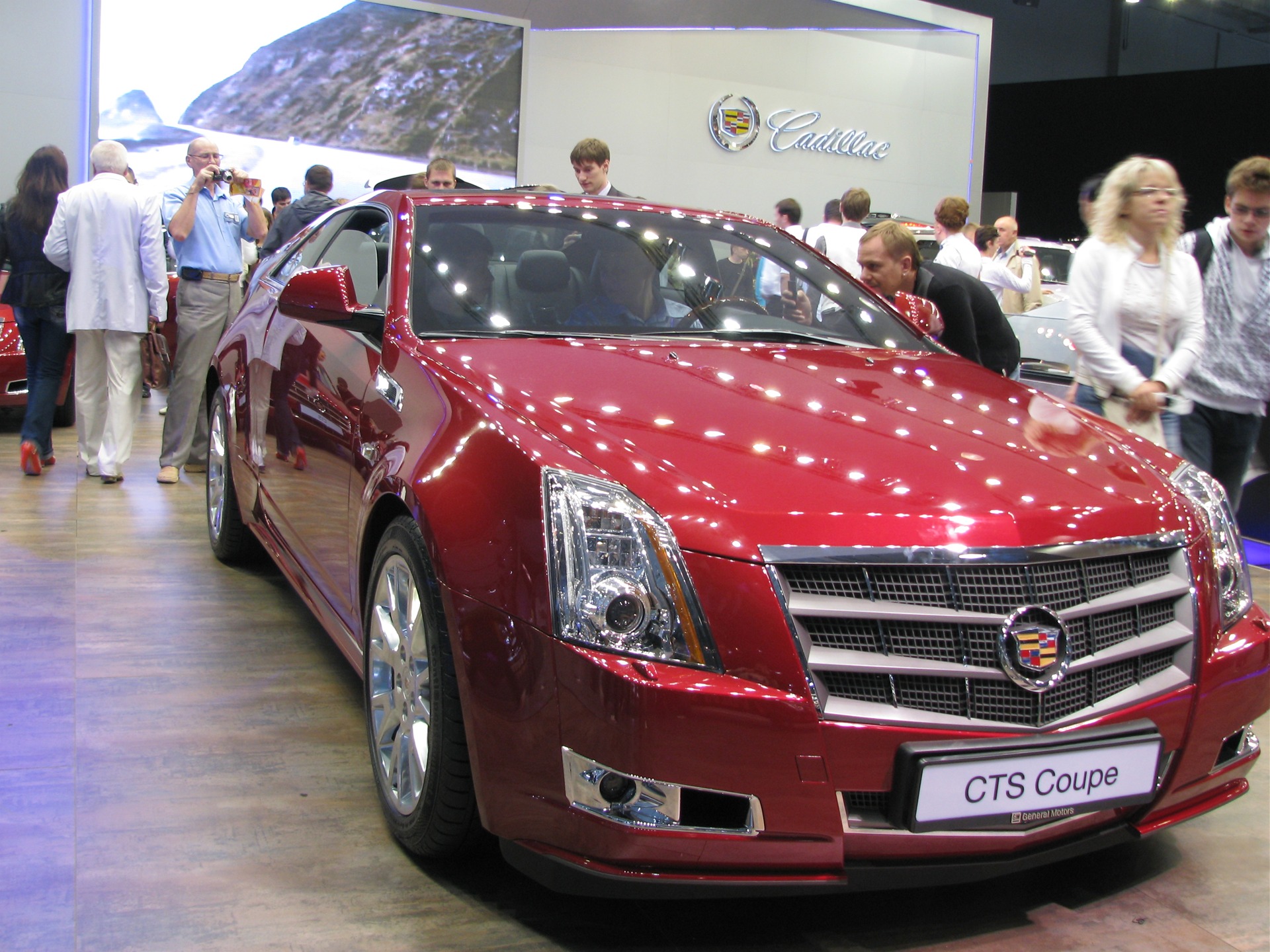 МОСКОВСКИЙ МЕЖДУНАРОДНЫЙ АВТОМОБИЛЬНЫЙ САЛОН / ММАС — 2010 — Часть II —  Cadillac — DRIVE2