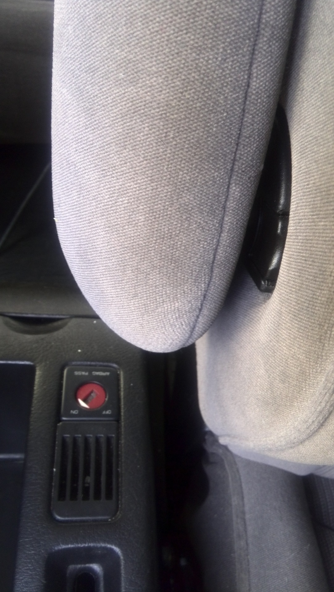 Крепление подлокотника. — Peugeot 307, 1,6 л, 2002 года | своими руками ...