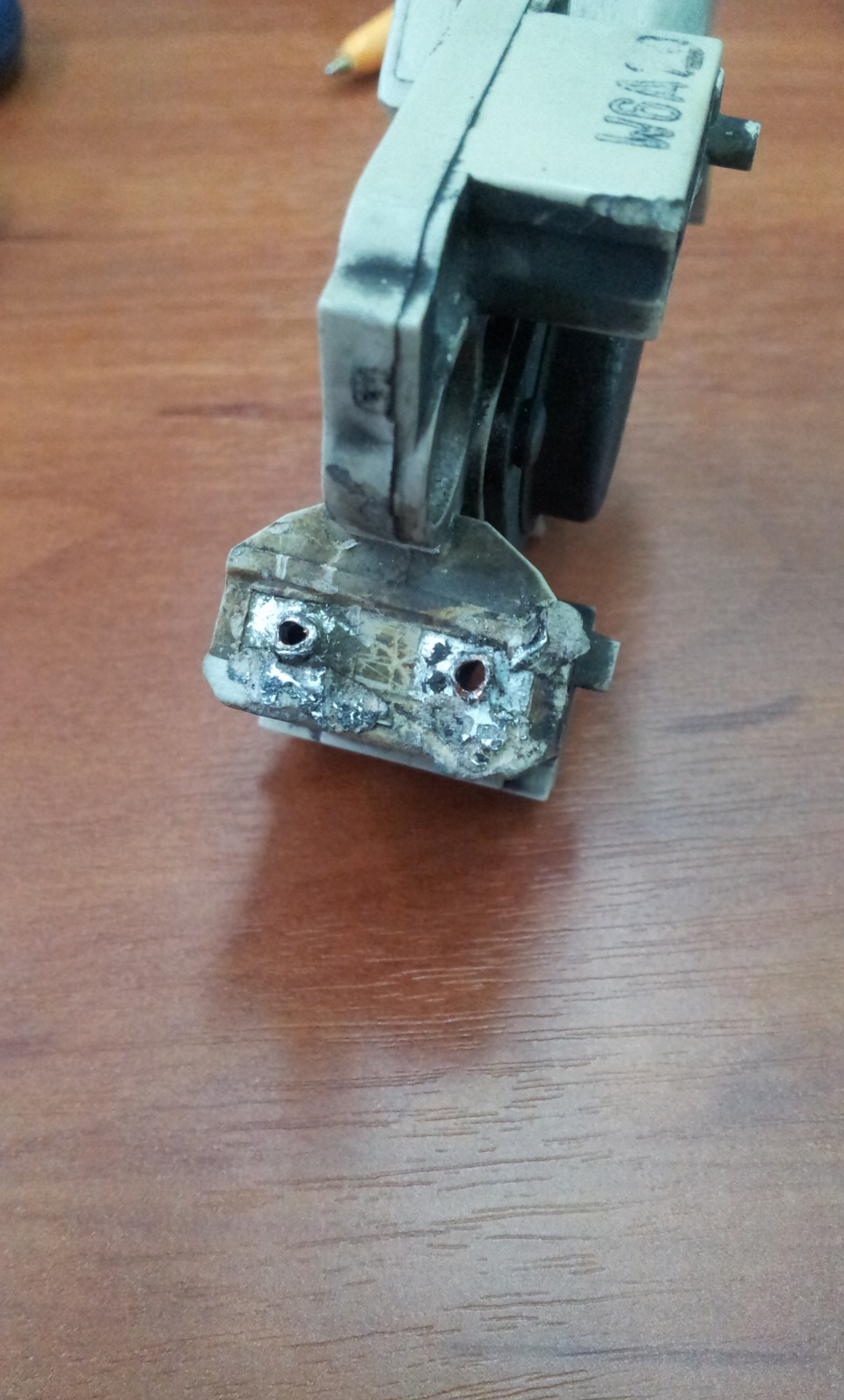 ХЕЛП! ХЕЛП! ХЕЛП! загорелись лампы зарядки и стояночного тормоза ...